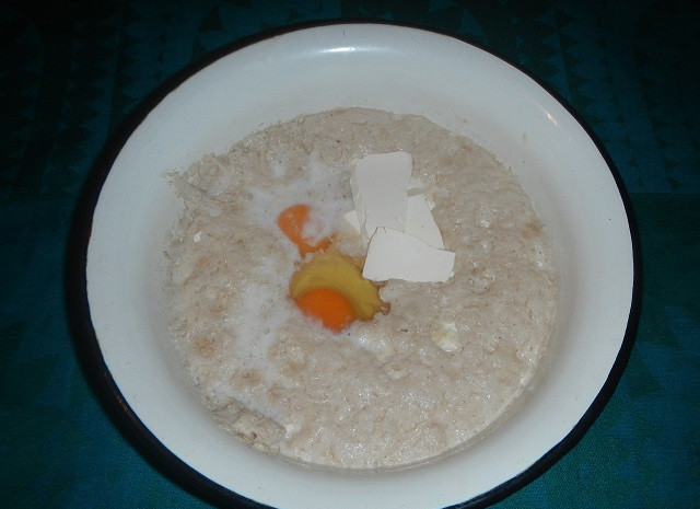 1. Этап. Дрожжевое тесто с сухими дрожжами: Куриные яйца и маргарин достаньте из холодильника и положите в тёплое место на некоторое время. Когда маргарин станет мягким, добавьте его в опару и туда же вбейте яйца. Аккуратно размешайте массу без быстрых движений.