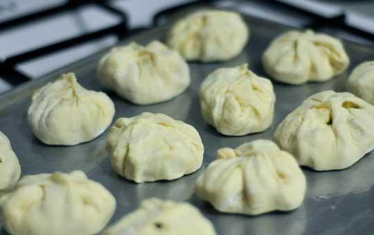 1. Этап. Вегетарианские вак беляши: Слепить все уголки наверху и выложить беляши на смазанный маслом противень.