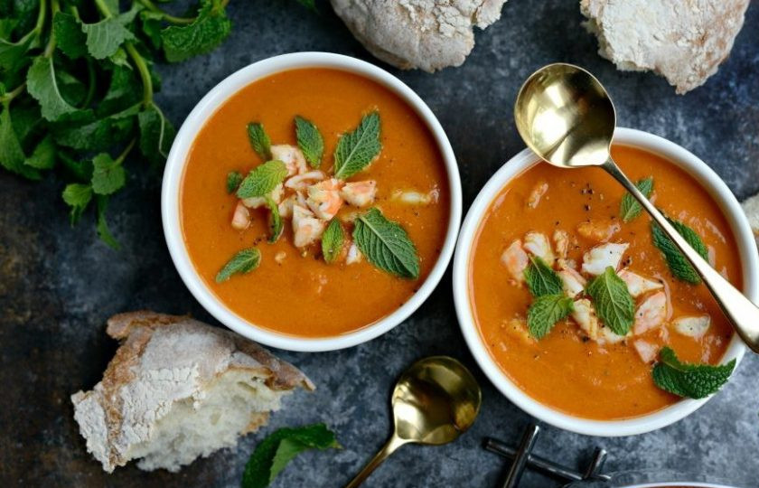 1. Этап. Томатный крем-суп с креветками: 6. Подавайте суп с мятой и чёрным перцем. Приятного аппетита!