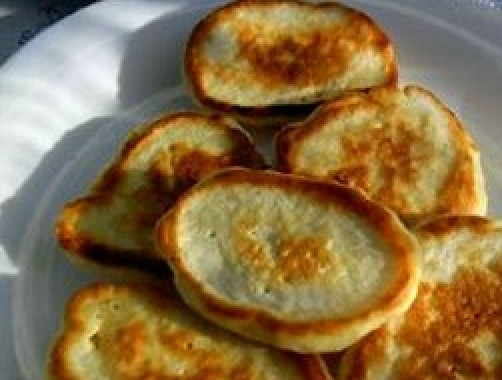 1. Этап. Оладьи на кефире и молоке: Переворачиваем оладьи — и еще несколько минут их поджариваем. Крышкой не накрываем. Готовые оладьи подаем с йогуртом, сиропом, вареньем или сметаной.