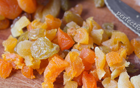 1. Этап. Кутья с изюмом: Нарежьте курагу мелкими кубиками, орехи измельчите в блендере.