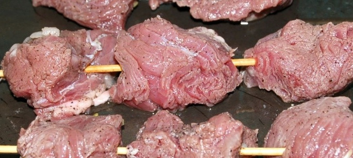 1. Этап. Шашлык на сковороде из говядины: Обжаривать такой шашлык можно, как на сковороде-гриль, так и на обычной сковороде. Итак, наливаем на сковороду немного растительного масла и ставим ее на огонь. Обжариваем мясо со всех сторон до готовности, обычно на это хватает 15-20 минут. Вы можете посолить шашлык непосредственно перед обжаркой или, когда он будет готов, разницы особой нет.