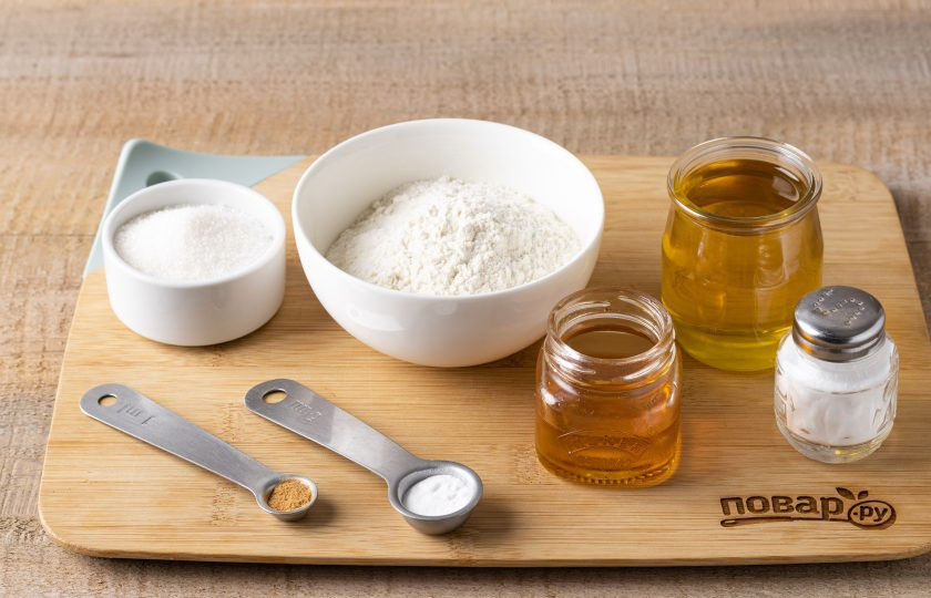 1. Этап. Постное медовое печенье без яиц: Подготовьте все ингредиенты.