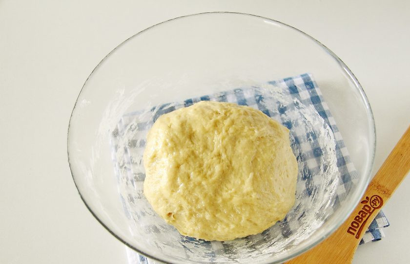 1. Этап. Пирог с морковью и яйцом: Вымешивайте тесто пока оно не перестанет липнуть к рукам. Соберите его в шар, смажьте растительным масло, накройте и уберите подниматься в теплое место.