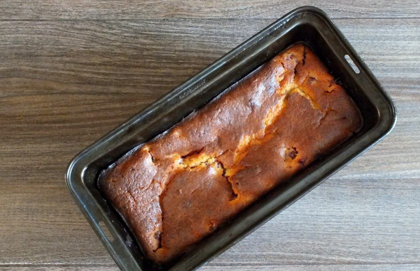 1. Этап. Творожный кекс с малиной: По истечении времени достаньте кекс из духовки. Оставьте на 15 минут в форме.