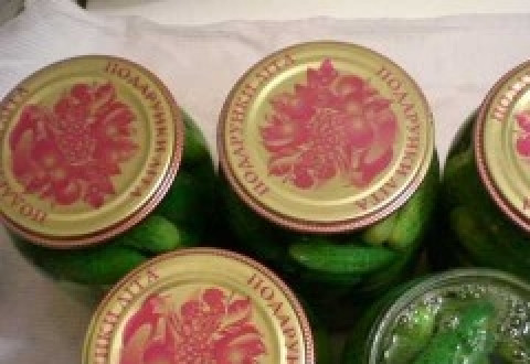 1. Этап. Огурцы консервированные сладкие: Заливаем простым кипятком, накрываем крышками.