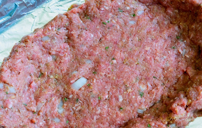 1. Этап. Мясной рулет с макаронами и сыром: 2. Затем 2/3 массы распределите на дну и по бокам прямоугольной формы для выпечки, предварительно застелив фольгу.