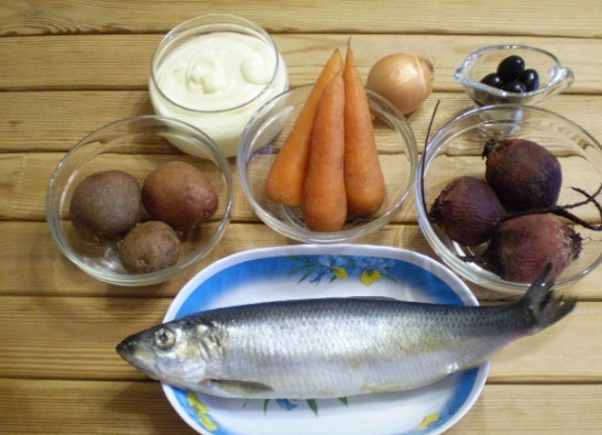 1. Этап. Селедка под шубой в виде обезьянки: Подготовьте продукты для шубы. Отварите все овощи до готовности. Остудите.