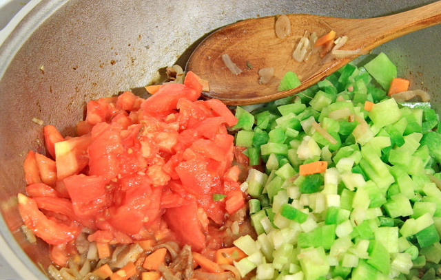 1. Этап. Лагман с сельдереем: 3. Добавим помидоры без шкурок, редьку и сельдерей. Солим и перчим по вкусу. Перемешаем.