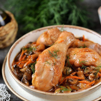 Куриные голени тушеные в томатном соусе с грибами