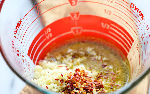 1. Этап. Макароны с креветками: В блендер выливаем оливковое масло, сыплем мелко нашинкованный лук, чеснок, специи и на средней скорости взбиваем до получения соуса