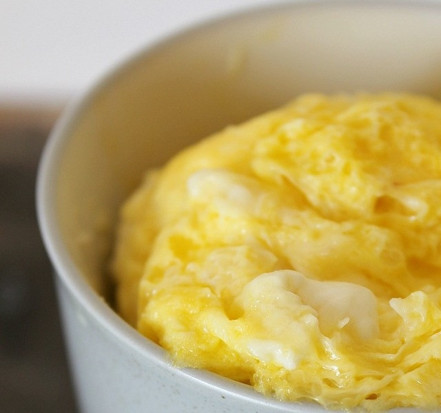 1. Этап. Яичный скрэмбл в кружке: Запекайте скрэмбл в микроволновке 1-2 минуты на средней мощности. Приятного аппетита!