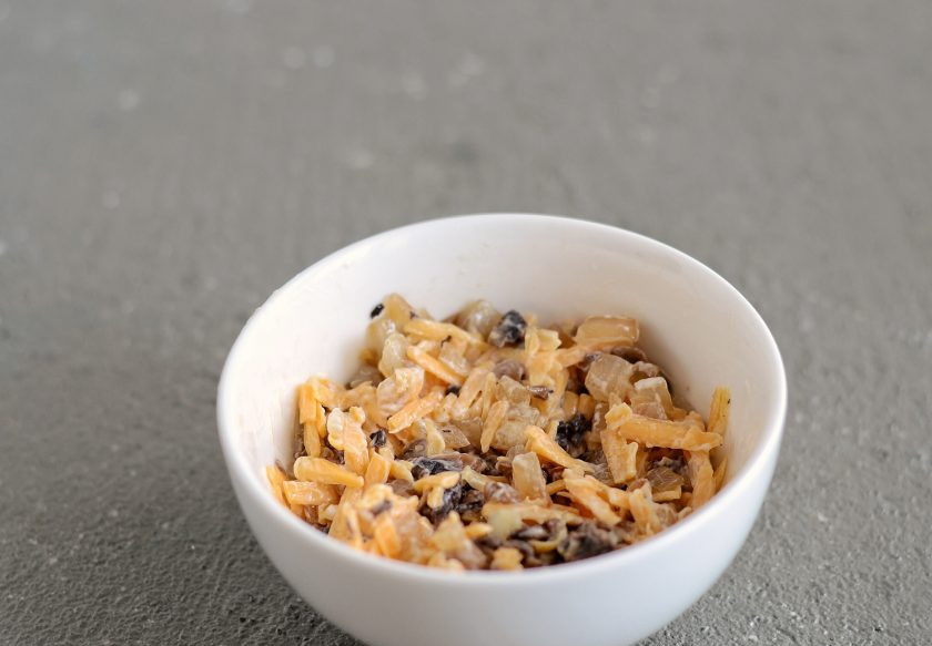 1. Этап. Крошка картошка с грибами: Добавьте тертый сыр, заправьте постным майонезом.