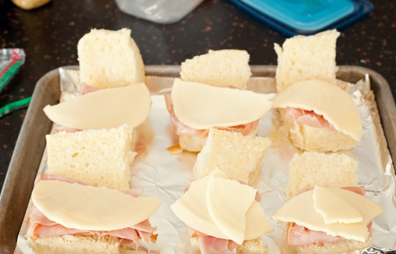 1. Этап. Простые сэндвичи с пикантным соусом: 3. И ломтики сыра.