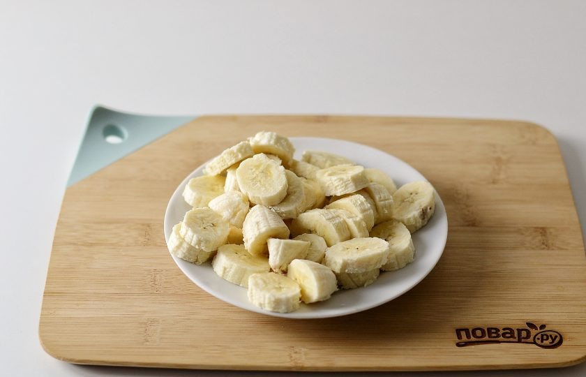 1. Этап. Фруктово-ягодный смузи: Банан очистите от кожуры. Нарежьте кружочками. Уберите в морозилку на 15 минут.