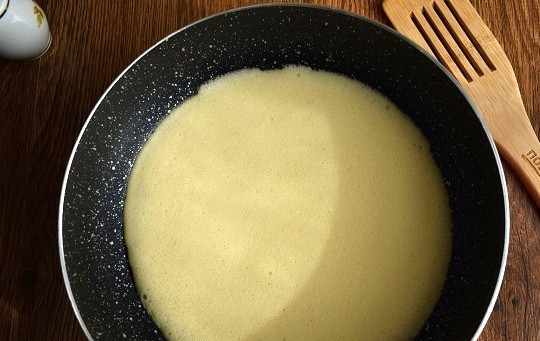 1. Этап. Хейгенек: На сковороде растопите сливочное масло, вылейте на нее взбитые яйца и запекайте в разогретой духовке до готовности (минут 10-13).