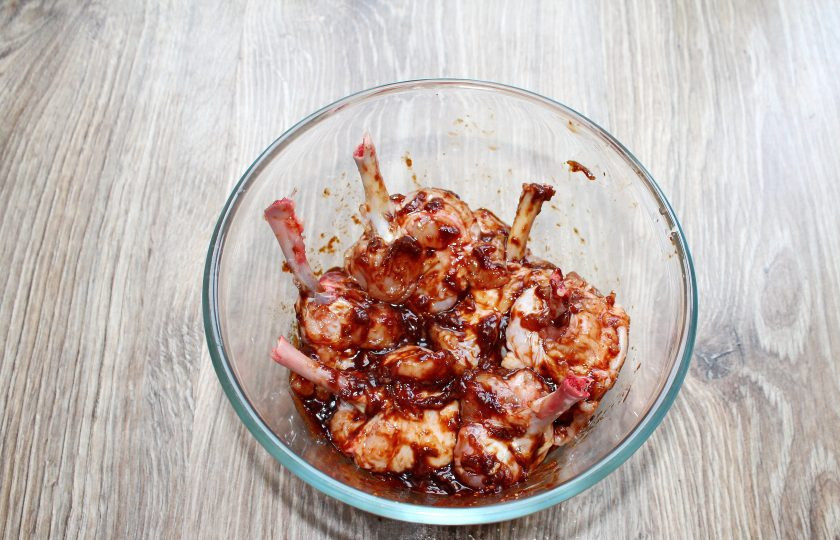 1. Этап. Куриные леденцы: Обмажьте каждый 