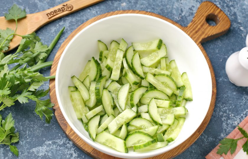 1. Этап. Весенний салат с огурцом и яйцом: У огурца отрежьте кончики и попробуйте их на вкус, если они не горькие, то шкурку оставьте. Нарежьте огурец на пластины сначала вдоль, а затем поперёк на соломку. Переложите в глубокую миску или сразу в салатник.