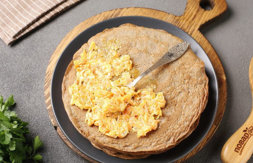 1. Этап. Закусочный печёночный торт с кабачками: Смажьте каждый блинчик тонким слоем, складывая стопочкой. Украсьте по вкусу и подавайте к столу.