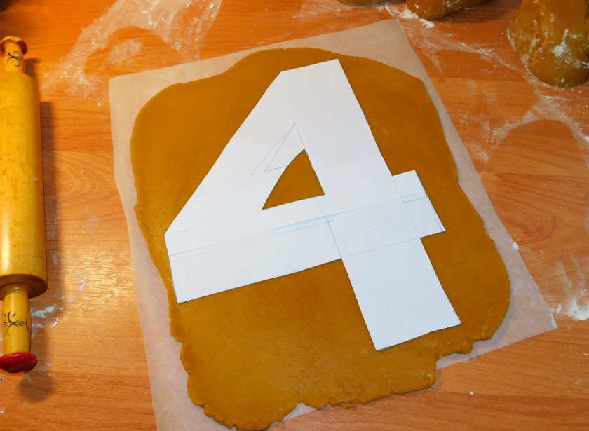 1. Этап. Медовый открытый торт Цифра: Затем разделите тесто на 3 части. Раскатывайте по очереди и вырезайте нужную форму.