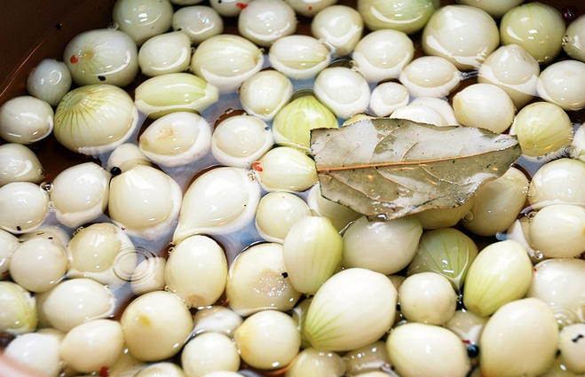 1. Этап. Маринованный в уксусе лук на зиму: 2. Подготовим маринад. В кастрюлю (неокисляемую) вливаем полтора стакана воды, добавляем лавровый лист, перец, половину чайной ложки соли и полную - сахара. Сюда же - уксус. Доводим до кипения, помещаем в кастрюлю лук. На маленьком огне держим 10 минут.