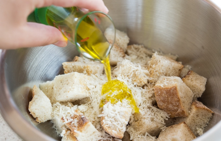1. Этап. Сухарики для Цезаря: 5. Добавьте оливковое масло.