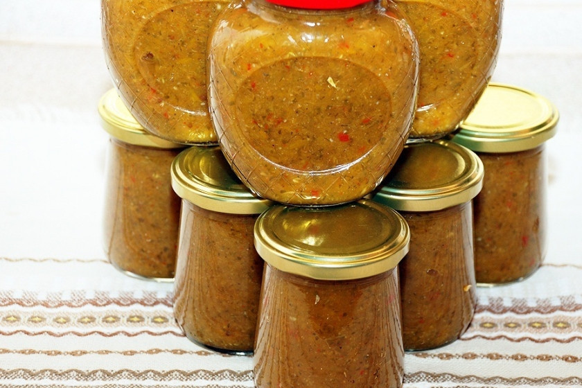 1. Этап. Аджика из алычи на зиму: 5. Перекладываем в подготовленные стерильные баночки, закрываем крышками. После остывания храним в холодильнике. Подаем к рыбе и мясу. Приятного аппетита!