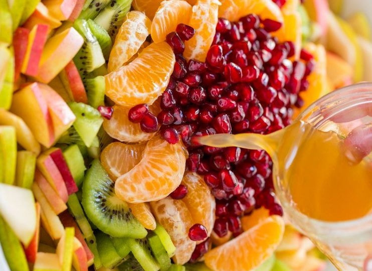 1. Этап. Зимний фруктовый салат: 4. Отправьте полученный соус к фруктам, все перемешайте.