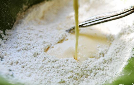 1. Этап. Лимонно-черничные оладьи: 3. Залить влажную смесь в сухие ингредиенты. Осторожно перемешать до однородной консистенции. Добавить больше сгущенного молока, если смесь будет слишком густой.