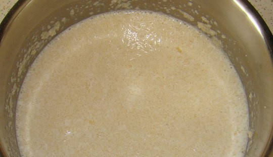 1. Этап. Творожный торт с желе и фруктами: Размешиваем желатин в молоке и оставляем до набухания минут на 20-30.