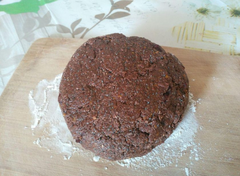 1. Этап. Шоколадные бискотти: Замесите пластичное тесто, легко отстающее от рук. Разделите его на 2 части, сформируйте из каждой колбаску длиной 25-28 сантиметров. Разместите колбаски на противне, застеленном силиконовым ковриком или пергаментом, и выпекайте их при температуре 180-190 градусов в течение 20-25 минут.