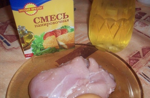 1. Этап. Филе куриное в панировке: 1. Готовить филе куриное в панировке в домашних условиях начинаем с подготовки мяса. Это блюдо готовится элементарно и весьма быстро.