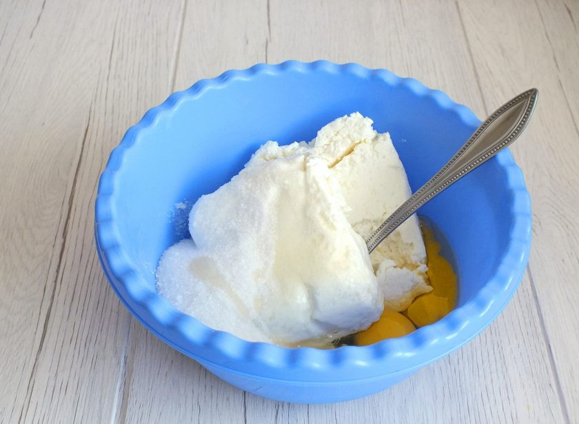 1. Этап. Татарский пирог с творогом: Пока расстаивается тесто приготовьте начинку. В чаше смешайте 500 грамм творога, 90 грамм сахара и 2 яйца.