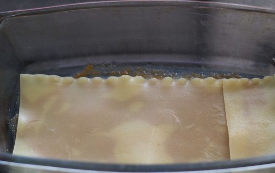 1. Этап. Грибная лазанья: 11. Сверху выложите листы лазаньи.