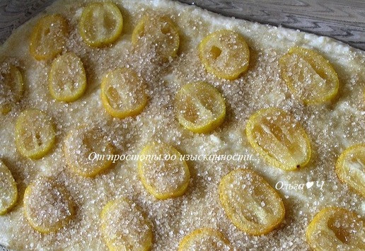 1. Этап. Пирог с кумкватом: Сверху посыпьте коричневым сахаром.