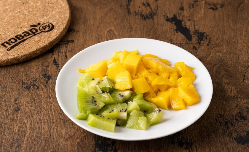 1. Этап. Коктейль из киви и манго: Киви и манго очистите от кожуры, затем нарежьте кубиками.