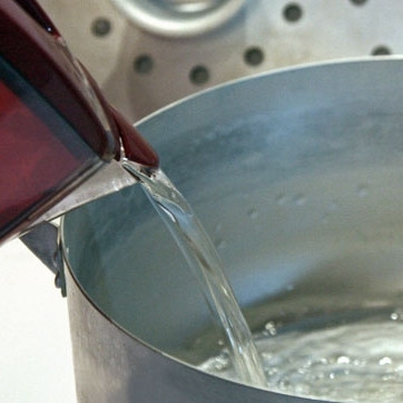 1. Этап. Овощной бульон в пароварке: В кастрюлю, находящуюся под пароваркой, наливаем воду - приблизительно 2 литра.