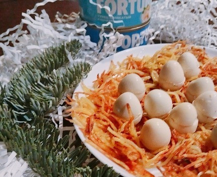 1. Этап. Гнездо водяного дракончика: Поверх картофеля выложить яйца, имитируя гнездо Закуска готова. Приятного аппетита)