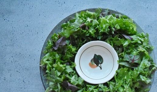 1. Этап. Салат венок с сыровяленой индейкой: Зелень используйте по своему желанию, это может быть любой листовой салат или микс салатной зелени. Если вы используете покупную упакованную зелень которая считается «предварительно вымытой» или «готовой к употреблению» рекомендую все же ее промыть под проточной водой и просушить, чтобы свести к минимуму все риски. Для оформления салата используйте плоское круглое блюдо, в центр которого установите пиалу для заправки. По кругу разложите зелень.