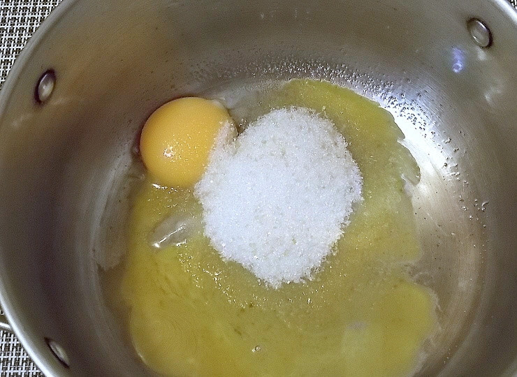 1. Этап. Пирог на вареной сгущенке с орехами: Взбейте желтки с сахаром до побеления.