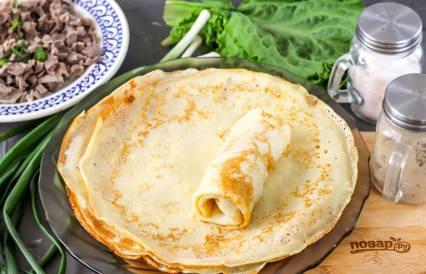 1. Этап. Блины с куриными желудками: Сверните рулетиком. Таким образом скрутите и остальные блины.