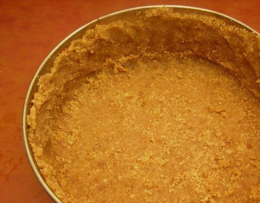 1. Этап. Творожно-ягодный торт: 2. Берем форму для выпекания с бортиками, которые отстегиваются. Выкладываем наше песочное 