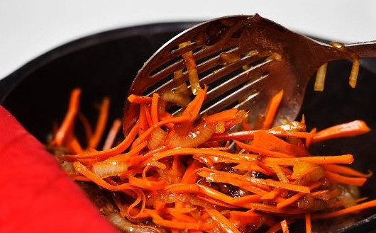 1. Этап. Простой рецепт плова из баранины: 7. В процессе аккуратно перемешивайте, чтобы овощи равномерно прожарились.