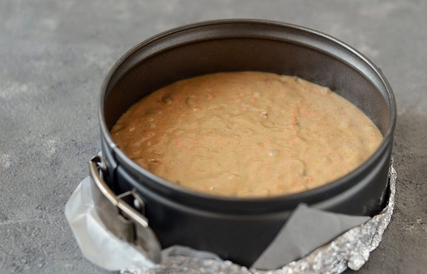 1. Этап. Морковный торт с грушей: Выложите тесто в форму для выпечки. Выпекайте в заранее разогретой до 180 градусов духовке 40-50 минут.