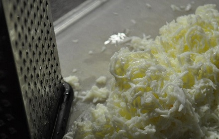 1. Этап. Салат Мимоза с мышками: Отделяем белки от желтков, по отдельности тоже натираем их на терке.