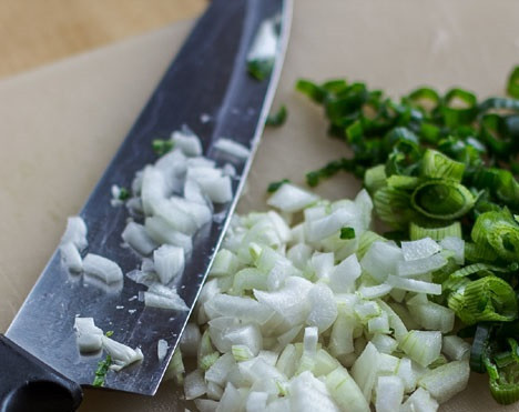 1. Этап. Курица в сметане с луком: В это время нарежьте зеленый лук.