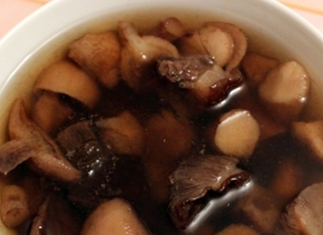 1. Этап. Грибной суп из замороженных грибов: Грибы нужно размораживать аккуратно. Выложите их в миску и залейте холодной водой из под крана. Разморозка займет около получаса, затем слейте воду и промойте грибы проточной водой. Откиньте на дуршлаг, чтобы стекла лишняя жидкость.