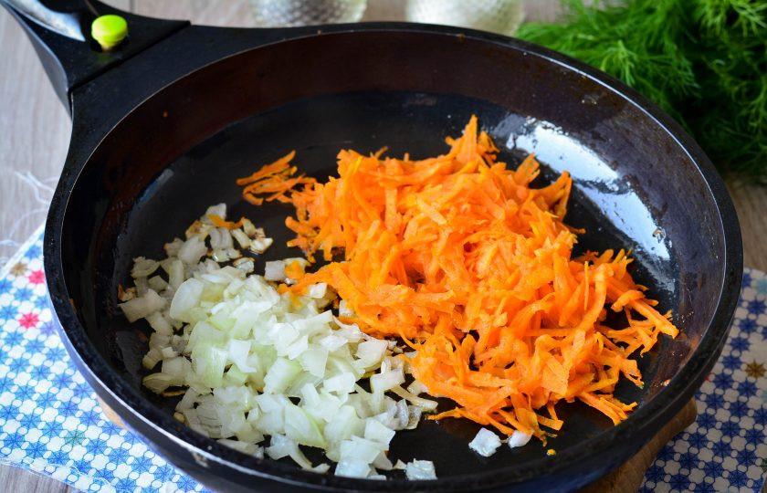 1. Этап. Чуду с тыквой: Для начинки нарежьте мелким кубиком репчатый лук и натрите на терке тыкву. Овощи обжаривайте на растительном масле.