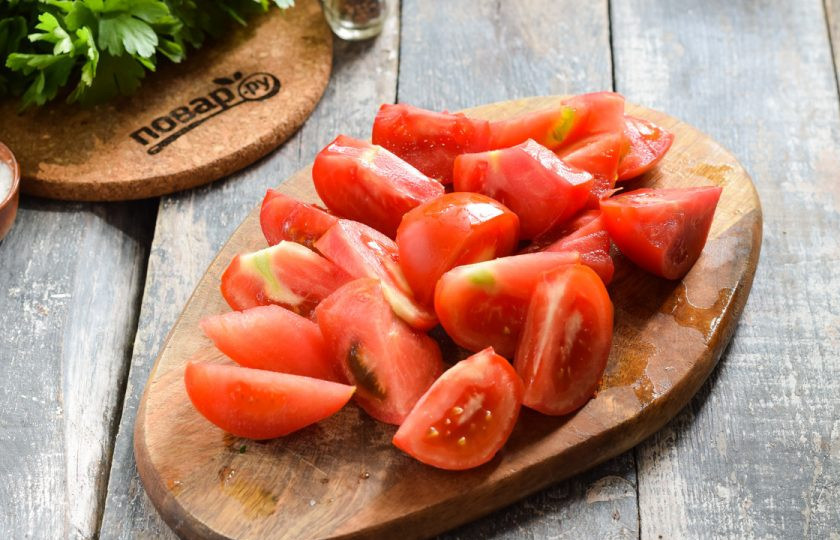 1. Этап. Кетчуп Краснодарский: Помидоры вымойте и просушите, нарежьте небольшими дольками. Место роста плодоножки удалите.