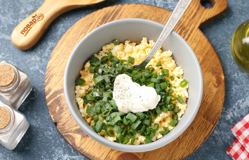 1. Этап. Конвертики из лаваша с варёными яйцами и сметаной: Затем добавьте сметану, соль и перец по вкусу.